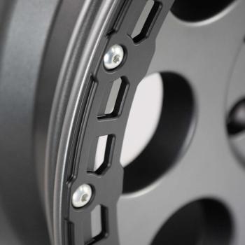 Preview: Delta 4x4 Anfahrschutzring RUGGED für Boxer Klassik B Felge 18 Zoll schwarz mit Schrauben Aluring