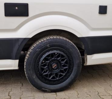 Conti VanContact Camper Komplettrad mit 255/55 18 auf Fondmetal Bluster Felge schwarz