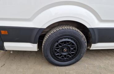 Conti VanContact Camper Komplettrad mit 255/55 18 auf Fondmetal Bluster Felge schwarz