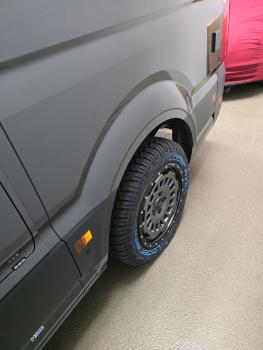 4x Allterrain Felge 8,5x18 MAN TGE SY SZ stone mit Anfahrschutzring Offroad 18 Zoll AT1 HD Twin-Monotube Projekt