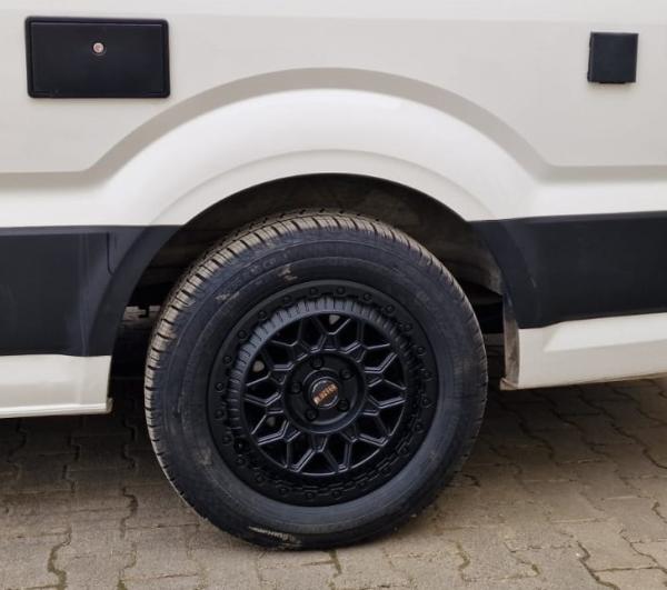 Conti VanContact Camper Komplettrad mit 255/55 18 auf Fondmetal Bluster Felge schwarz