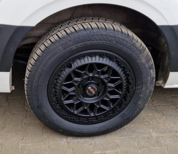 Conti VanContact Camper Komplettrad mit 255/55 18 auf Fondmetal Bluster Felge schwarz
