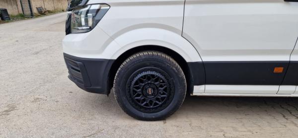 Conti VanContact Camper Komplettrad mit 255/55 18 auf Fondmetal Bluster Felge schwarz
