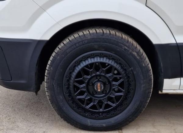 Conti VanContact Camper Komplettrad mit 255/55 18 auf Fondmetal Bluster Felge schwarz