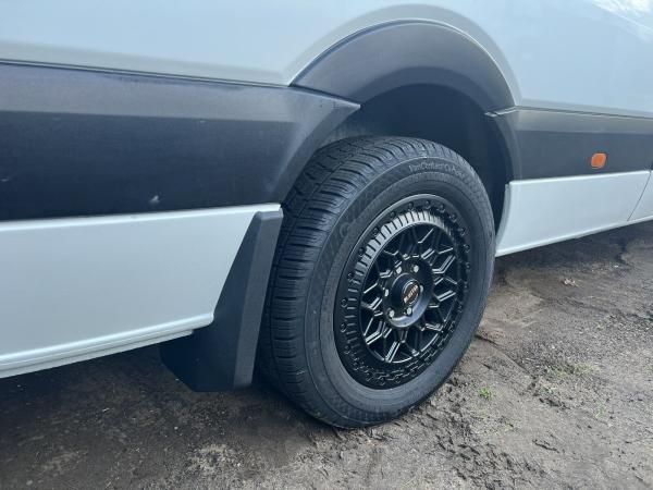 Conti VanContact Camper Komplettrad für Sprinter 910 mit 255/55 18 auf Fondmetal Felge schwarz