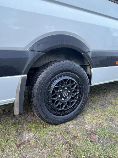 Conti VanContact Camper Komplettrad für Sprinter 910 mit 255/55 18 auf Fondmetal Felge schwarz