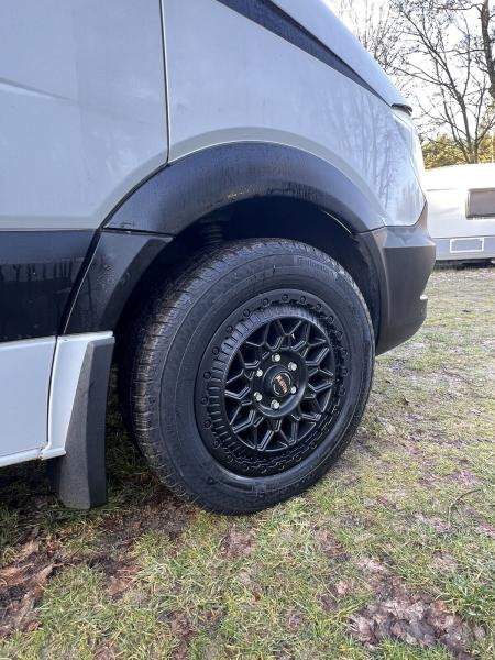 Conti VanContact Camper Komplettrad für Sprinter 910 mit 255/55 18 auf Fondmetal Felge schwarz