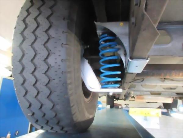 Für Dethleffs Wohnmobil mit AL-KO AMC Tandemachse unter Chassis MAD Zusatzfedern HA