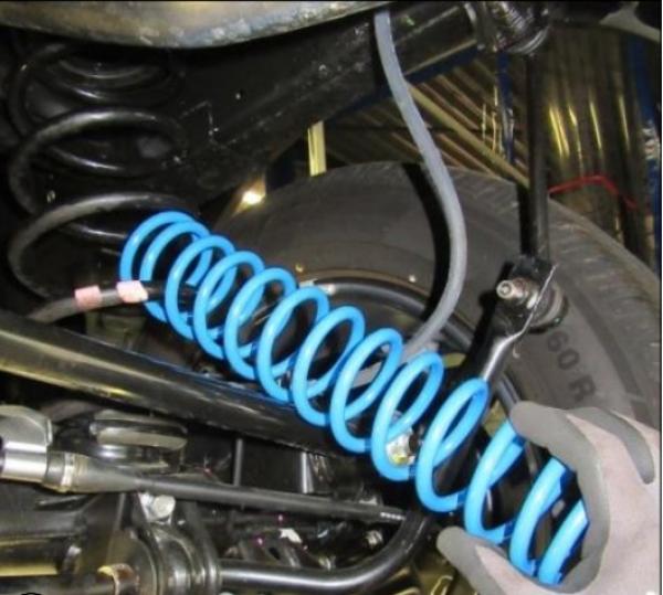 für Renault Alaskan D23 25-30mm MAD Höherlegungsfedern Verstärkungsfedern Set