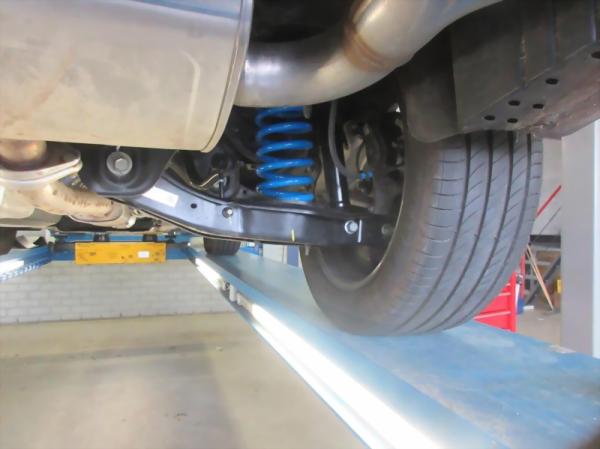 für Hyundai Tucson NX4 MAD Verstärkte Federn Höherlegungsfedern 15mm HA V-491108