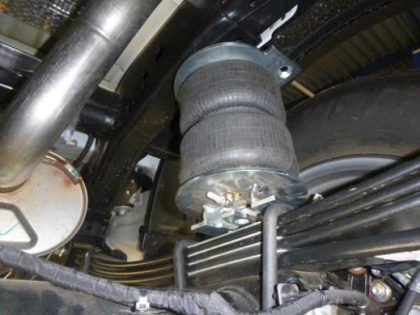 für Amarok T1 MAD verstärkte Höherlegungsfedern Zusatzluftfedern Komfort 25-30mm VA HA Set