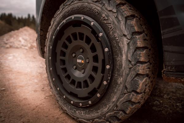 Offroad Paket für VW T5 T6 T6.1 17 Zoll Twin-Monotube AT1 Allterrain Felgen mit Anfahrschutzring + Eibach Koni Höherlegungsfahrwerk 35mm