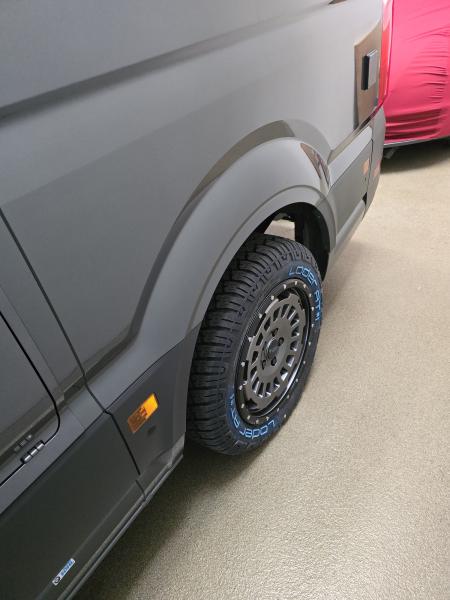 4x Allterrain Felge 8,5x18 MAN TGE SY SZ stone mit Anfahrschutzring Offroad 18 Zoll AT1 HD Twin-Monotube Projekt