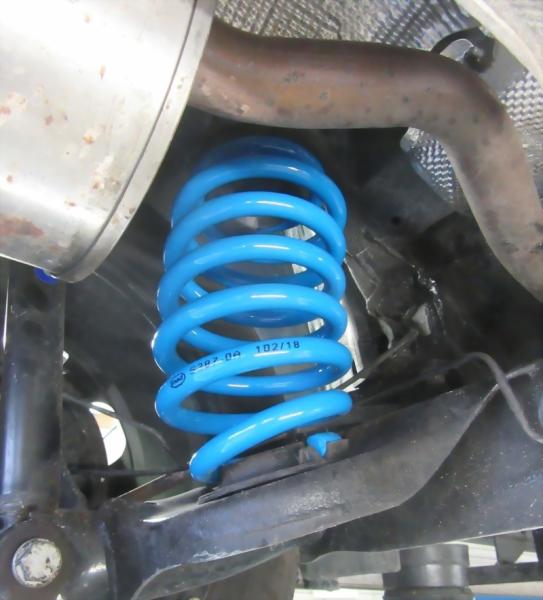 Für Dacia Duster II 4x2 SR MAD Höherlegungsfedern Verstärkte Federn 30mm höher